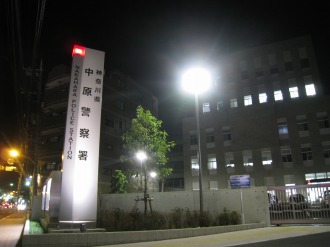 中原警察署と府中街道沿いの電光掲示板