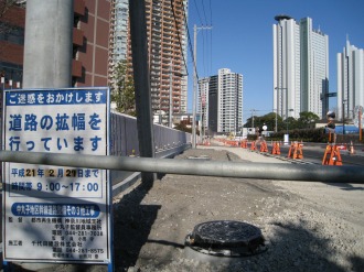 東京応化工業側の歩道