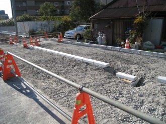 東京応化工業側の歩道の枠組み