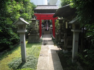 日電玉川稲荷神社の参道