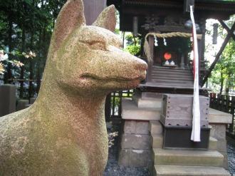 本殿と狐の石像