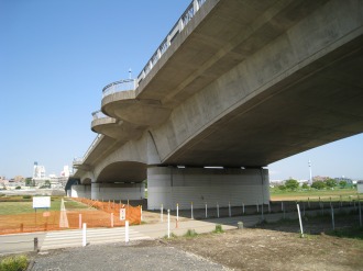 多摩川河川敷から見る丸子橋